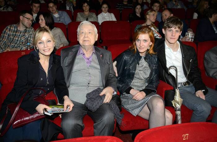 Павел Табаков с родителями и своей девушкой