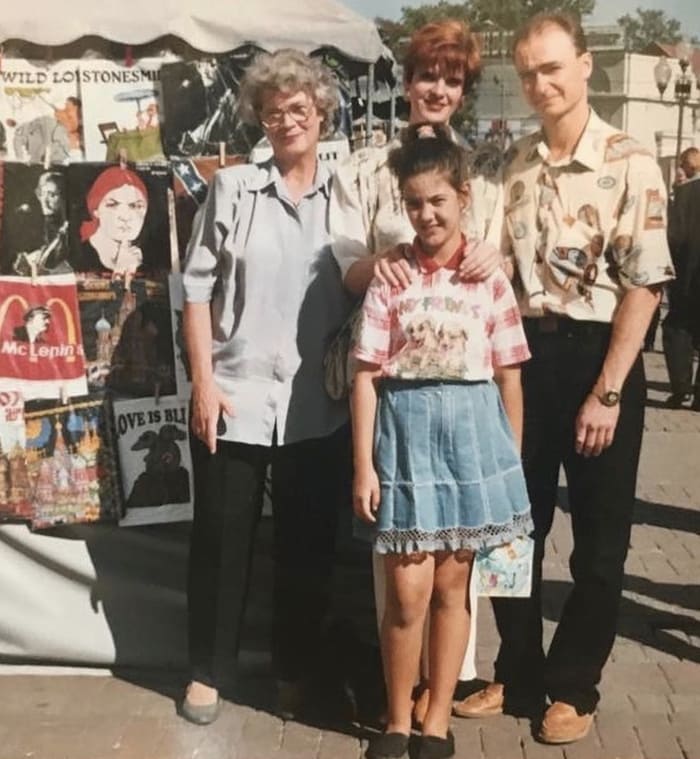 Надана Фридрихсон с родителями и бабушкой