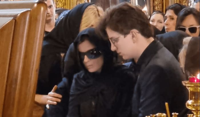 Диана Гурцкая с сыном на похоронах мужа Петра Кучеренко