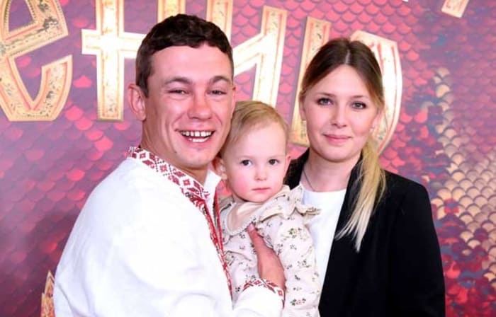 Никита Кологривый с женой и ребенком